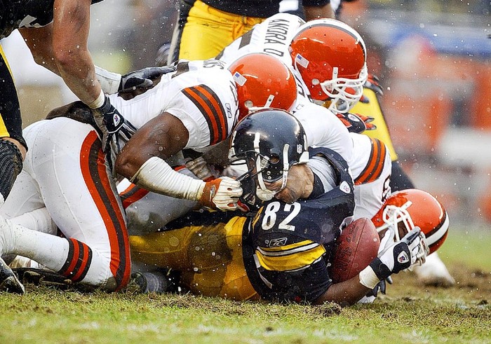 92. Antwaan Randle El: Vòng 1 loạt Playoff NFL mùa giải 2002-2003, Pittsburgh Steelers đối đầu Cleveland Browns. Steelers dẫn trước 36-33 nhưng Browns được quyền phát bóng trong 45 giây còn lại của trận đấu. Kelly Holcomb của Browns có bóng và thực hiện cú ném chuyền cho Andre King ở vạch 9m để King ghi cú touchdown, nhưng Antwaan Randle El kịp đuổi theo và xô ngã King ngay trước vạch cuối sân để bảo toàn tỷ số 36-33 cho Steelers. Đó là một trong những pha cản phá đúng lúc nhất trong lịch sử NFL.
